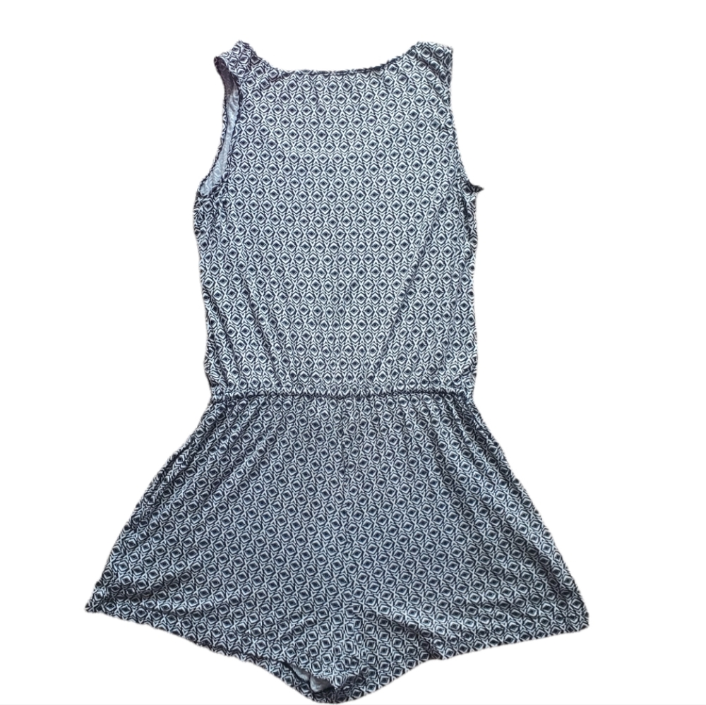 Women's Max Studio black white shorts romper size small, but can fit medium - Picture 3 of 7